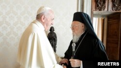 Папа Франциск зустрічається з патріархом Вселенської православної церкви Варфоломієм I у бібліотеці Апостольського палацу у Ватикані, 4 жовтня 2021 року. Ватиканські ЗМІ/REUTERS