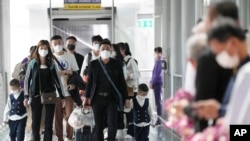 资料照片：2023年1月9日，中国开放边境后，中国乘客抵达泰国曼谷的素万那普国际机场。（美联社照片）