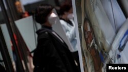 资料照片：2021年4月27日，在纽约市的一场新闻发布会上，一张照片显示，在纽约曼哈顿哈莱姆社区于2021年4月23日遭袭击的马耀潘生命垂危，在医院接受治疗。