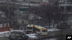 俄军坦克在乌克兰马里乌波尔郊外街头行驶。(2022年3月11日)
