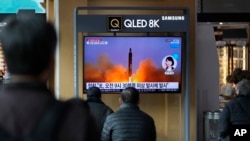 韩国民众在首尔火车站观看朝鲜发射导弹的电视新闻。（2022年3月16日）