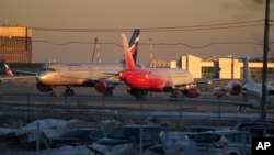 俄罗斯国际航空公司的几架客运飞机停泊在莫斯科郊外的谢列梅捷沃机场。（2022年3月1日）