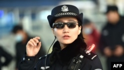2018年2月5日，中国河南省郑州火车站郑州东站的一名警察戴着一副带有面部识别系统的智能眼镜。