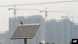 中国保定市街头的太阳能发电版为街灯供电