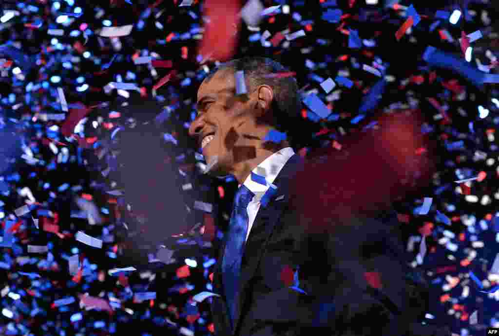 Tổng thống Mỹ Barack Obama tươi cười sau bài phát biểu mừng chiến thắng tại thành phố Chicago, ngày 7 tháng 11, 2012.