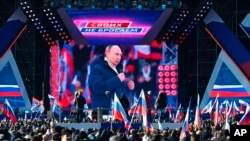 На фото: Президент РФ Володимир Путін виступає на конферті із 8-ої річниці за квазі-референдуму в Криму. Sputnik Pool Photo via AP/ Володимир Астапкович.