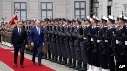 资料照片：美国总统拜登和波兰总统杜达在波兰首都检阅仪仗队。（2022年3月26日）