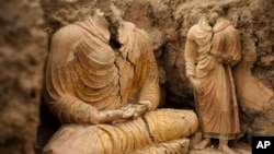 资料照片：阿富汗艾纳克地区一座寺庙内的佛像。(2010年10月12日）