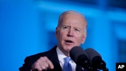 Президент Джо Байден виступає з промовою про вторгнення Росії в Україну у Королівському замку у суботу, 26 березня 2022 року, у Варшаві. (AP Photo/Evan Vucci)