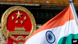 印度国旗飘舞在中国国徽旁