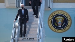 На фото: Президент США Джо Байден виходить з Air Force One, прибувши до Польщі. 25 березня 2022 року