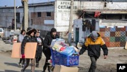 乌克兰马里乌波尔的民众从一家粮食仓库领取饮用水（2022年3月18日）