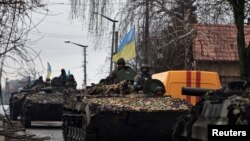 Українські військовики у Бучі, 2 квітня 2022. REUTERS/Zohra Bensemra