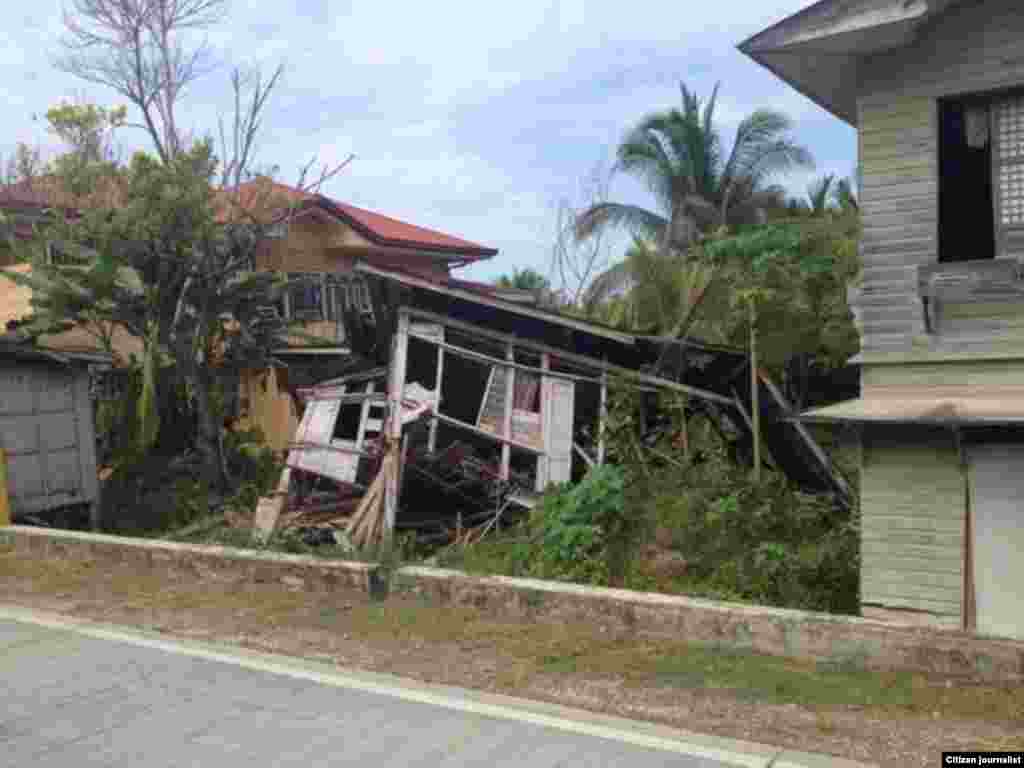 Nhà cửa ven biển ở Bohol bị sập sau trận động đất mạnh 7.2 độ Richter, ngày 15/10/2013
