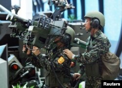 资料照：台湾士兵在展示美制“毒刺”（台湾称“刺针”）肩射型便携式防空导弹。（2005年8月11日）