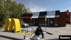 Мережа ресторанів McDonald's вийшла з Росії в березні, після початку російського вторгнення в Уркаїну у лютому 2022 року і продала ліцензію на діяльність в цій країні.