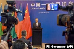 中国国务委员兼外长王毅在斐济出席太平洋岛国外长会议。（2022年5月30日）