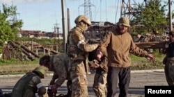 Гуманітарна операція на "Азовсталі", знімок з відео російського міноборони, 17 травня 2022, Reuters