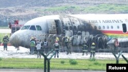 西藏航空公司空客A319飞机在重庆国际机起飞时偏出跑道起火。（2022年5月12日）