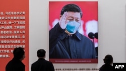 资料照片：中国治理新冠病毒展览上挂出的习近平照片(2021年1月15日）