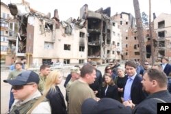 На цьому зображенні, наданому мерією Ірпіня, видно, як прем’єр-міністр Канади Джастін Трюдо розмовляє з мером Олександром Маркушиним в Ірпіні, Україна, неділя, 8 травня 2022 року. Трюдо несподівано відвідав Ірпінь. в неділю. Місто було серйозно постраждало під час спроби Росії взяти Київ на початку війни. (Ірпінська мерія через AP)