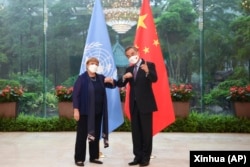 联合国人权事务高级专员巴切莱特与中国外长王毅在广州举行会谈。（2022年5月23日）