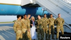 美国第一夫人吉尔·拜登在离开罗马尼亚的哈伊尔·科加尔尼西亚努空军基地附近机场之前在跑道上与美国陆军特拉华州国民警卫队成员会面。(2022年5月6日)
