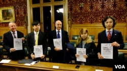 “重光团队”成员与英国国会上议院议员奥尔顿勋爵（图左一）， 和金融家布劳德 （图中）出席报告发布会 。 （美国之音/郑乐捷）