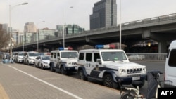 多辆警车沿路停靠在前一晚北京市民举行抗议严厉防疫封控的示威活动的亮马桥下 (2022年11月28日)