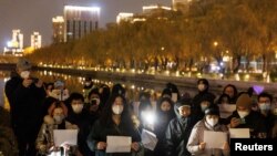 北京民众走上街头举起白纸抗议当局严厉的防疫封控措施。（2022年11月27日）