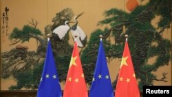 资料照：北京人大会堂展示的中国与欧盟旗帜。