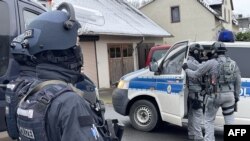 德国特种警察在图林根地区进行巡逻搜索。(2022年12月7日)