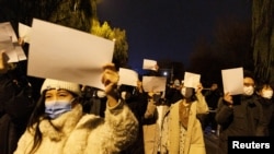 资料照：北京民众手举白纸上街游行，抗议中国严厉的防疫政策，悼念乌鲁木齐火灾死难者。（2022年11月27日）
