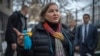 Заступниця державного секретаря з політичних питань Вікторія Нуланд тримає ляльку, зроблену дітьми, які були вигнані зі своїх домівок у східних і південних регіонах країни через війну, під час розмови зі ЗМІ в Києві, Україна, 3 грудня, 2022. (AP Photo/Роман Грицина). Архівне фото