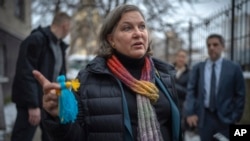 Заступниця державного секретаря з політичних питань Вікторія Нуланд тримає ляльку, зроблену дітьми, які були вигнані зі своїх домівок у східних і південних регіонах країни через війну, під час розмови зі ЗМІ в Києві, Україна, 3 грудня, 2022. (AP Photo/Роман Грицина). Архівне фото