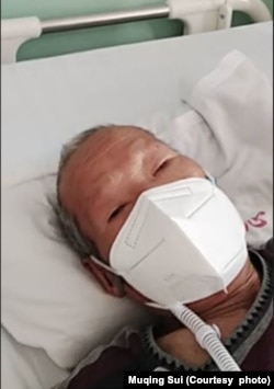 2022年12月24日，隋牧青的父亲隋树彦临终前一天在病床上和儿子对话。（照片来源：隋牧青）