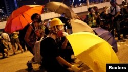 香港一名抗议者星期六（9月28日）在立法会外抗议。路透社