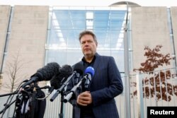 德国经济部与气候保护部部长罗伯特·哈贝克（Robert Habeck）在柏林讲话。（2022年11月9日）