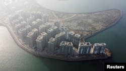 恒大集团在中国海南省人工岛屿海花岛上建造的39座高层住宅楼。（2022年1月7日）