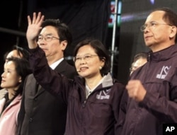 蔡英文在失败后向支持者挥手致意
