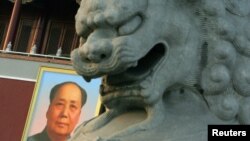 资料照：北京天安门城楼悬挂的毛泽东画像与城楼前的石狮。