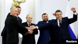 Президент Росії Володимир Путін святкує в Кремлі проголошення анексії окупованих Росією територій України, але на полі бою українські війська продовжують звільняти території на сході та півдні. 30 вересня 2022 р. Sputnik/Дмитро Астахов/Pool через REUTERS