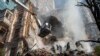 Фото: Пожежники працюють на місці атаки дрона в Києві 17 жовтня 2022 року. (AP Photo/Roman Hrytsyna)