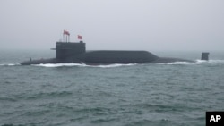 资料照:中国海军的094晋级战略核潜艇“长征15号”2019年4月23号出现在山东省青岛市附近海面,参加庆祝中国人民解放军建军70周年纪念。(美联社)