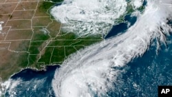 美国国家海洋和大气管理局(NOAA)提供的卫星气象图显示飓风“伊恩”在墨西哥湾上空，拍摄于2022年9月27日美东时间下午4点26分。