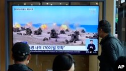 韩国首尔一个火车站正在播放朝鲜军事演习的电视画面（2022年10月14日）