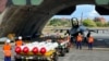 资料图片：台湾军队士兵站在F16V战机前，准备进行装载美制AGM-84鱼叉反舰导弹及AIM-120和AIM-9空空导弹的训练。（2022年9月16日）
