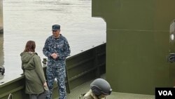 “Треба завдати такої поразки, щоб вони генетично в цій країні зрозуміли, що знищувать інші нації, знущатись з інших країн не можна”- командувач ВМС України Олексій Неїжпапа розмовляє з Мирославою Гонгадзе під час патрулювання Дніпра