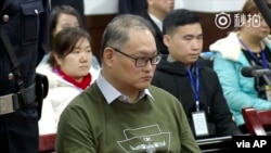 资料照：视频截图显示台湾人权工作者李明哲在中国湖南岳阳中级法院出庭。（2017年11月28日）