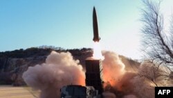 朝鲜官方朝鲜中央通讯社2022年4月17日发布的这张未注明日期的图片显示了一种新型战术制导武器在朝鲜一个未公开地点的试射。据称该系统将提高其战术核武器的效率。